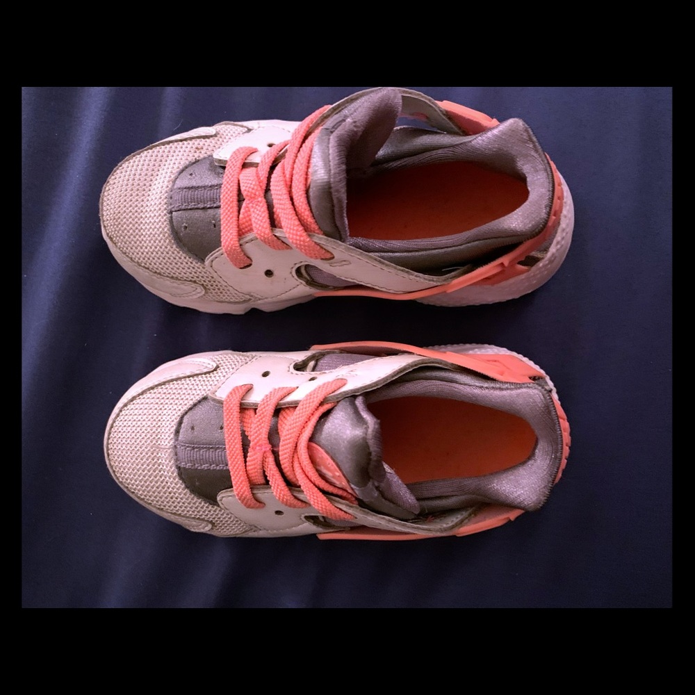 Toddler girls Nike hurachi sneakers - barely worn
